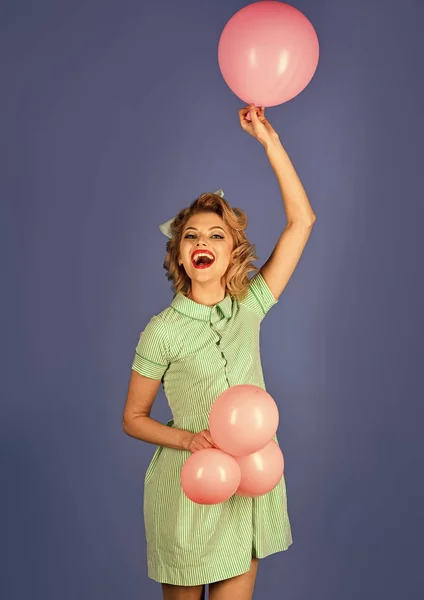 Σέξι ξανθιά κοπέλα με ρετρό μακιγιάζ κρατούν μπαλόνια. — Φωτογραφία Αρχείου