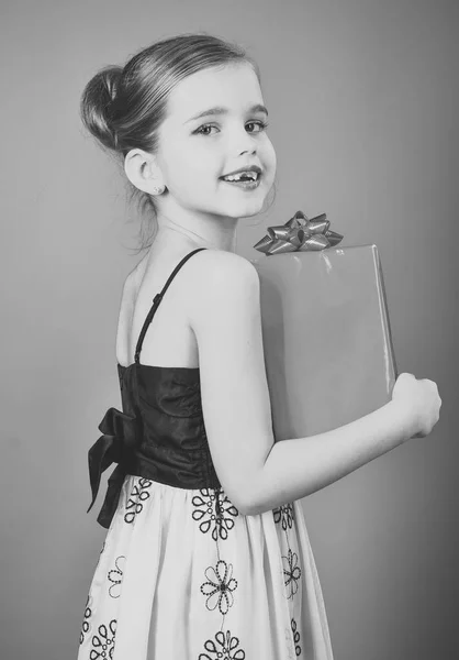 Geschenkbox mit Schleife in den Kinderhänden auf blauem Hintergrund — Stockfoto