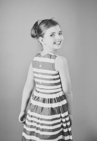 Retrato de niña bonita con el pelo elegante. potrait de niña niña — Foto de Stock