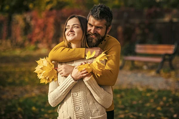 Pareja enamorada en otoño parque. — Foto de Stock