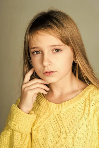 Friseur, Hautpflege, lässiger Stil, Jeans. Mode-Modell und Beauty-Look. Beauty oder Kindermode mit Kosmetik und gesundem Haar. kleines Mädchen mit langen Haaren. stilvolles Mädchen mit hübschem Gesicht. — Stockfoto