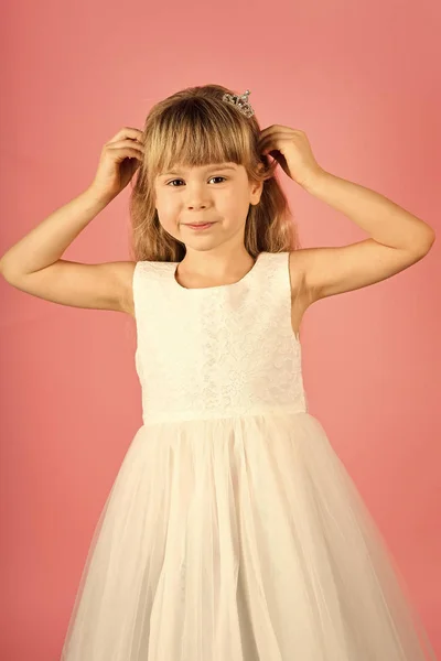 Gyermek lány ruha elegáns csillogás, elegancia. Divat és szépség, kis hercegnő. Divat-model rózsaszín háttér, szépség. Kis lány a divatos ruha prom. Megjelenés, fodrász, smink. — Stock Fotó