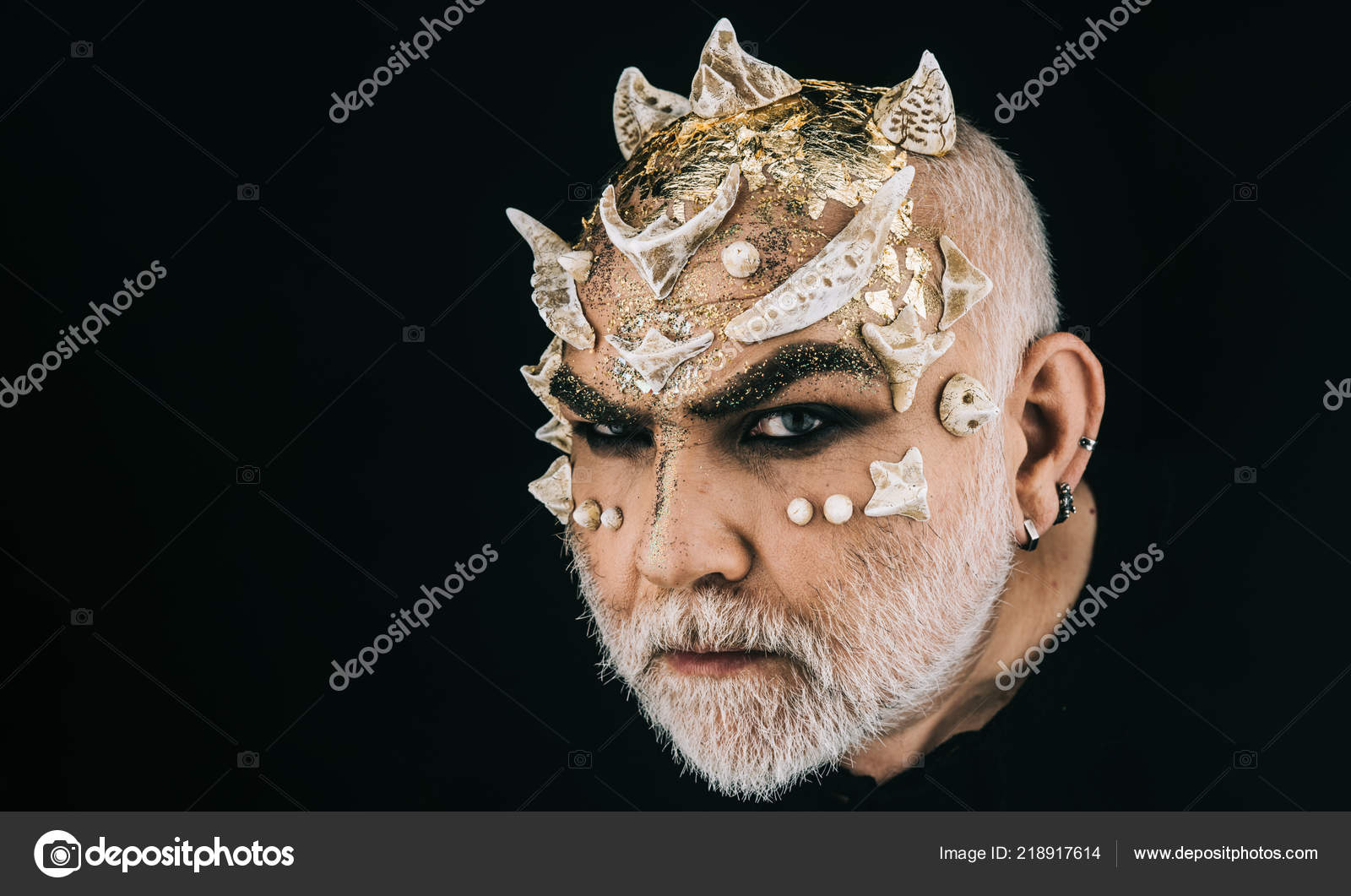 Cara maligna com pele de dragão isolada em preto. Monstro com olhos  zangados, espinhos e chifres., image size:1600x1061