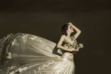 Acı gelin kadın. Cadılar Bayramı ve korku. Themis kan gözyaşları ile adaletsizlik ağlama. üzüntü ve Cadılar Bayramı kavramı. Gelinlik kadın acı