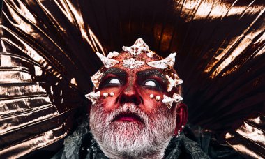 Falcı. adam gelecek, falcı üzerinde görünüyor. halloween cadı makyaj olan adam. Sezon sihirli. Bunu evde denemeyin.