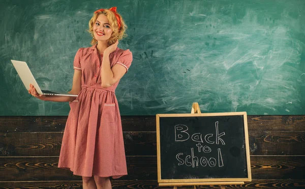 Conceito de tecnologia. Professor usar laptop na lição. A mulher trabalha no computador na escola. Tecnologia e educação online. Salta em frente. — Fotografia de Stock