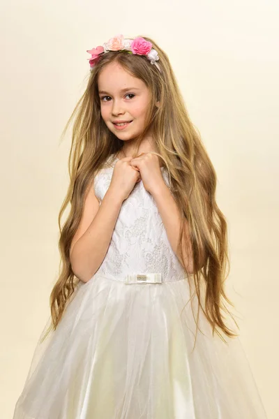 Ομορφιά μαλλιά. μαλλιά ομορφιά της χαριτωμένο παιδί. το μικρό ομορφιά έχει μακριά μαλλιά. μαλλιά ομορφιά έννοια. τέλειο στυλ. — Φωτογραφία Αρχείου