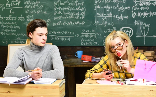 El estudiante es consciente de que es una parte importante del grupo. Universidad estudiando amigos estudiando y leyendo un libro en el aula. Los estudiantes se preparan para el éxito este año escolar . — Foto de Stock