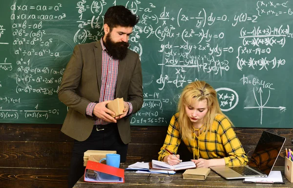 Cool en u zal kunnen aantrekken en behouden veel meer studenten. Student studeren moeilijk examen. Tutor zal hebben om de studenten doelstellingen opnieuw te evalueren. — Stockfoto