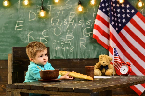 Schulkind beim Unterricht am 4. Juli. Englischunterricht in der amerikanischen Schule. — Stockfoto