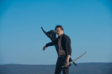 Gövde olan dreadlocks ve açık elbiseler gösterilen savaşçı dövme