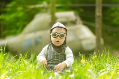 Çocuk ve doğal zemin üzerine bulanık helikopter