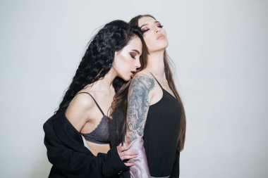 Dövme kavramı. Dövme kadınlarla. Şehvetli dövme modelleri. Dövme salonu. Emeksiz yemek olmaz