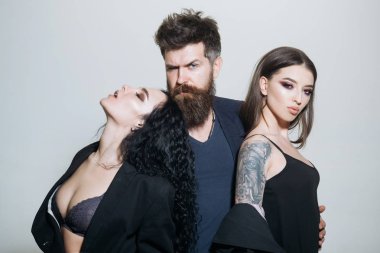 Aşk üçgeni kavramı. Şehvetli kadın aşk üçgeni ilişkilerde ve sakallı adam. Aşk üçgeni içinde hile severler. Romantik aşk üçgeni ve romantizm