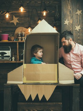 Dünya gün kavramı. Dünya gün tatil baba ve kağıt roket küçük çocuk ile