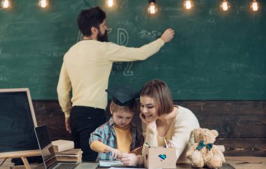 Okulda öğrenci. Küçük öğrenci öğretmen ve öğretmen ders yok. Sevimli öğrenci öğrenmek kağıt üzerine çizim. Öğrenci enjoy hoşlanmak