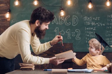 Öğretmen kavramı. Öğretmen okul çocuğa kitap okuyun. Öğretmen erkek çocuk sınıf öğret. Bu bilgi ışığında yol karanlıktan bizi öğretmenler olduğunu