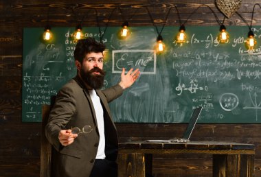 Güzel öğretmen öğrenci ilköğretim okulunda sınıfta öğretmen tutee sorar yardımcı ders kitabı, dijital eğitim online eğitim Internet okul kavramı tanımı bulmak için,