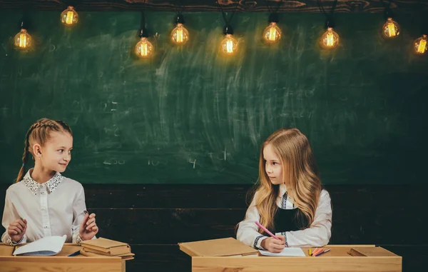 Los tutores trabajan en estrecha colaboración con las escuelas y los profesores y pueden reunirse en la escuela. Universidad estudiando amigos estudiando y leyendo un libro en el aula. Tutor también debe tener la confianza de los padres — Foto de Stock