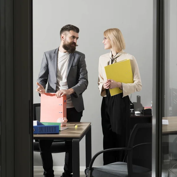 Hipster et femme discutent du rapport financier. Le patron parle au secrétaire au bureau. Homme d'affaires et femme d'affaires au processus de travail. Communication et coopération. Épargne et distribution concept — Photo