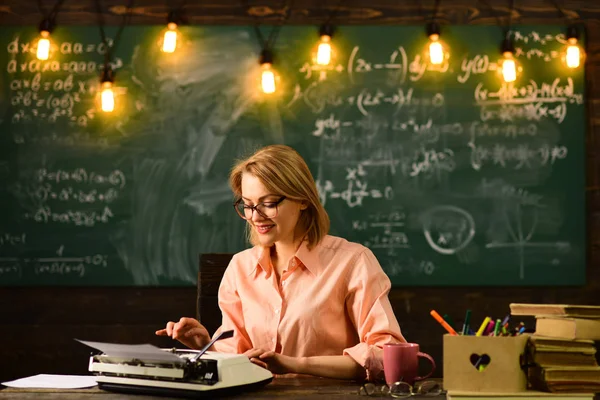 Reanudar la compilación para la futura entrevista de trabajo. curriculum vitae escrito por mujer en gafas . —  Fotos de Stock