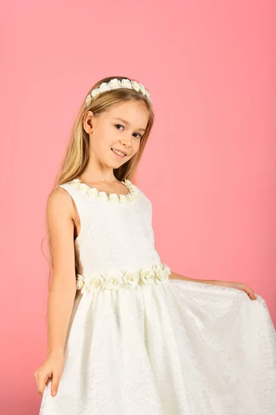 Κοριτσάκι σε μοντέρνο φόρεμα, prom. μικρό κορίτσι ή παιδί στο λευκό νυφικό. — Φωτογραφία Αρχείου