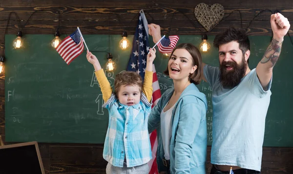 Dzień Niepodległości. Szczęśliwa rodzina świętować Dzień Niepodległości z amerykańskiej flagi w szkole klasy. Dzień Niepodległości USA. Szczęśliwy dzień niepodległości święto — Zdjęcie stockowe