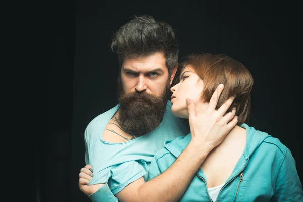 Ela gosta da barba macia dele. As mulheres adoram homens brutais e masculinos barbudos. Hipster barbudo abraçando menina sensual. Faça o cabelo macio com óleos e condicionador hidratante. Cuidados com o cabelo e conceito barbearia — Fotografia de Stock