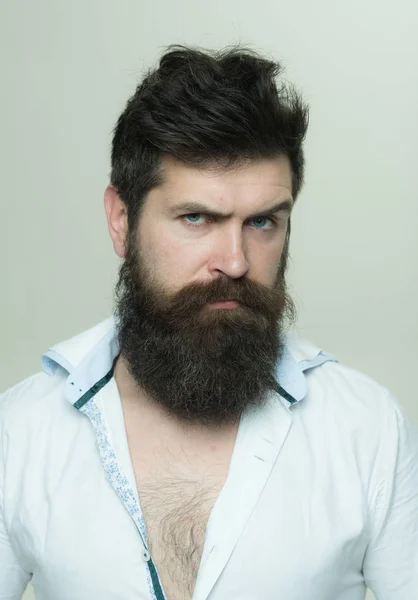 Hur man odlar stora skägg. Sätt optimera ditt ansiktshår. Skägg, grooming har aldrig varit så lätt. Beard vård tricks kommer att hålla ditt ansiktshår ser strålande. Man brutala skäggiga hipster närbild — Stockfoto