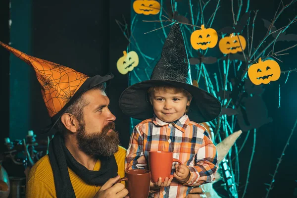 Хэллоуин мужчина и ребенок в колпаке ведьмы . — стоковое фото