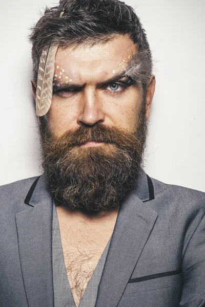 Conceito de barbeiro. Homem barbudo com barba elegante na barbearia. Barbeiro e cabeleireiro. Um salão de barbeiro que se preocupa contigo. — Fotografia de Stock