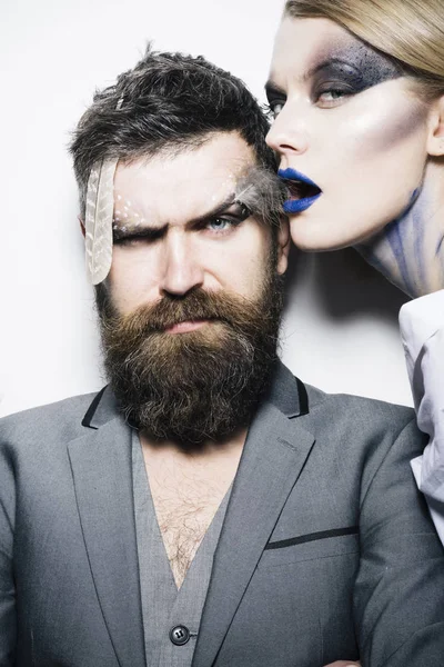 Cours de Visage. Femme sensuelle et homme barbu avec maquillage créatif, visage bien sûr. Visage cours de maquillage professionnel. Cours de Visage en salon de beauté. Trouvez votre meilleur look ici — Photo