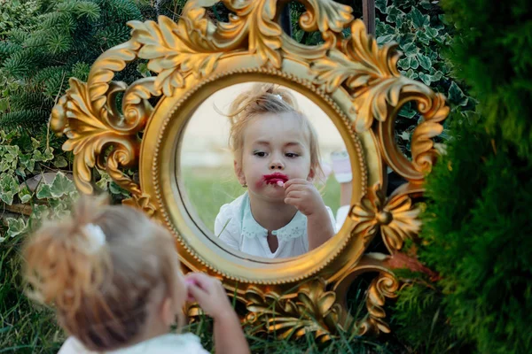 Дитяча модель наносить червону помаду на губи — стокове фото