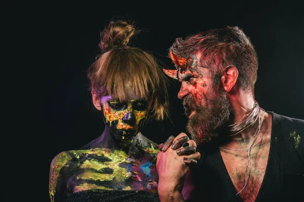 Halloween hombre con cuernos y mujer esqueleto cogido de la mano — Foto de Stock