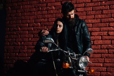 hipster çift. hipster çift üzerinde motosiklet sürme. hipster kaç tuğla duvar arka plan üzerinde. hipster çiftin yolculuğa. hafta planlama.