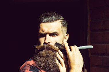 Ustura ile genç adam