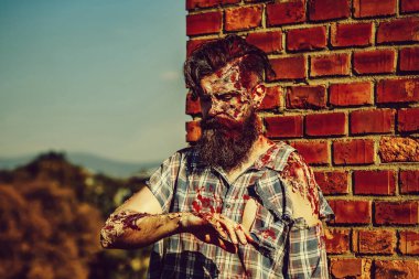 Sakallı zombi adam