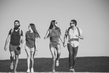 Dört mutlu arkadaşlar dağlar ve birlikte eğlenmek