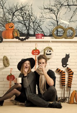 Cadılar Bayramı maço eşarp içme