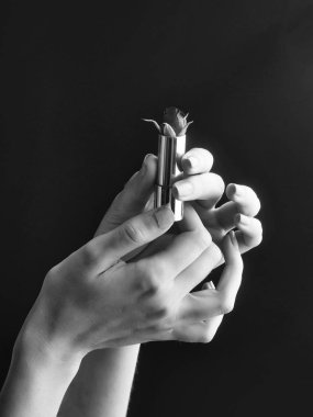 Kırmızı güllü kadın elleri