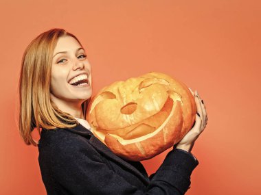 Mutlu yüz kadınla Cadılar Bayramı.