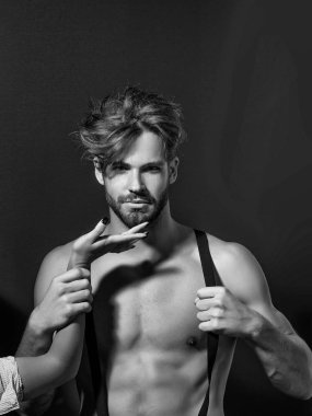 Yakışıklı kaslı seksi adam.