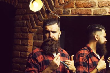 Aynanın yanında jileti olan adam.