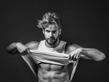 Yakışıklı kaslı seksi adam.