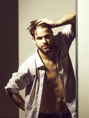 Sarı saçlı yakışıklı adam dokunur