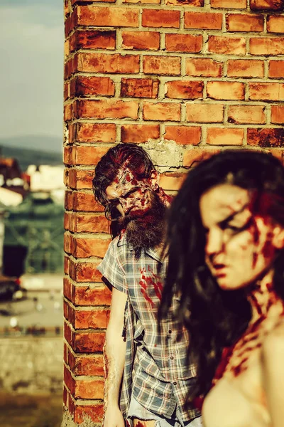 Zombie barbudo hombre y chica — Foto de Stock