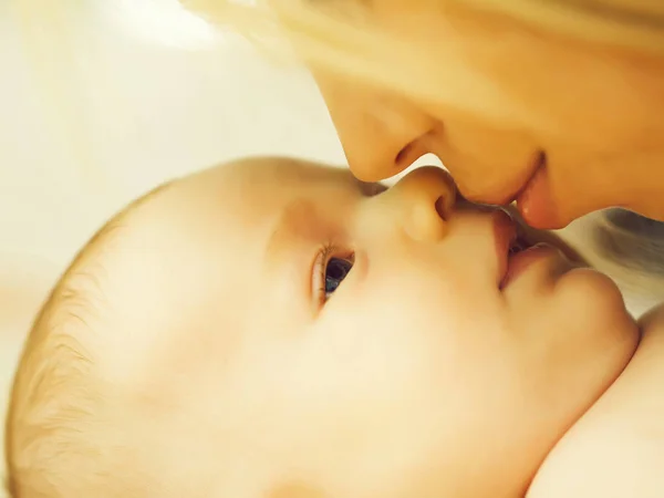 Mutter küsst ihren neugeborenen Sohn — Stockfoto
