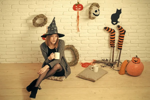 Halloween-Frau mit Hexenhut und Tassen — Stockfoto