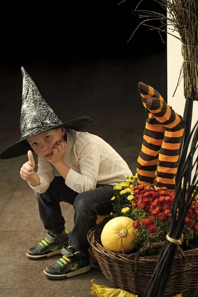 Хэллоуин Маленький мальчик в паутине шляпа в полосатых носках . — стоковое фото