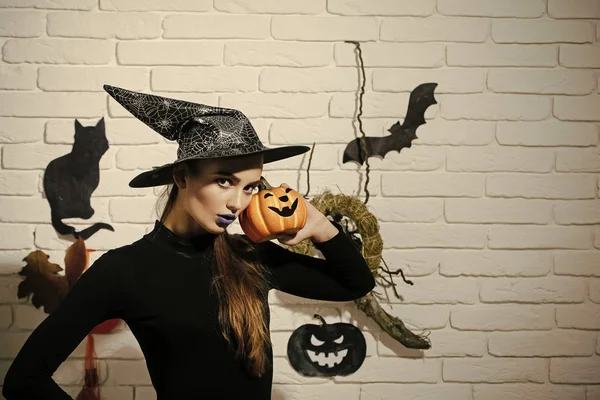 Halloween dziewczyna w czarny strój i kapelusz czarownicy — Zdjęcie stockowe